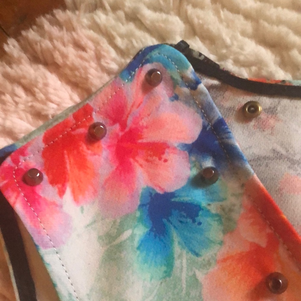 Floral print. V neck . Zara top - Picture 2 of 4